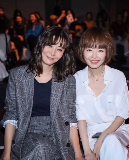 柯藍長得「一臉正氣」,穿西裝熟女韻味十足,有種「霸總范」