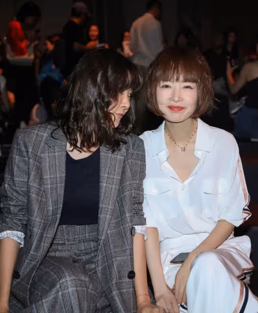 柯藍長得「一臉正氣」,穿西裝熟女韻味十足,有種「霸總范」