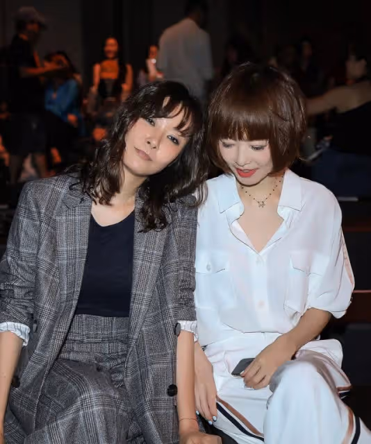 柯藍長得「一臉正氣」,穿西裝熟女韻味十足,有種「霸總范」