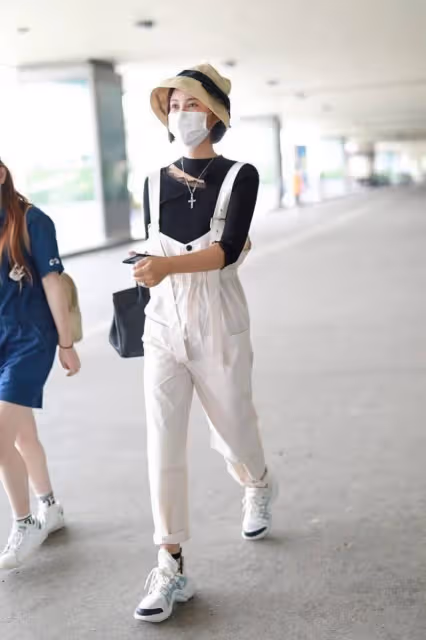張歆藝穿毛衣減齡,搭配闊腿褲仍能看出好身材,短髮氣質挺足的