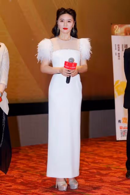田海蓉真是「骨相美」的代表,穿抹胸裙挺大氣的,有點肉也不減分