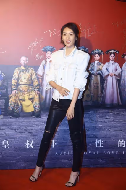 童瑤身材纖細卻穿得幹練,襯衫配條紋褲挺霸氣,就是髮型有點拉胯