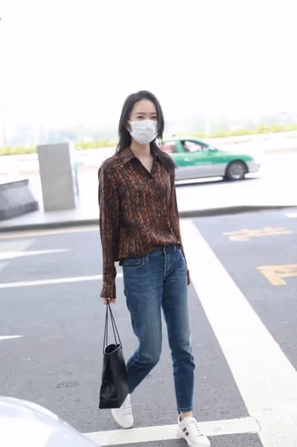 童瑤身材纖細卻穿得幹練,襯衫配條紋褲挺霸氣,就是髮型有點拉胯
