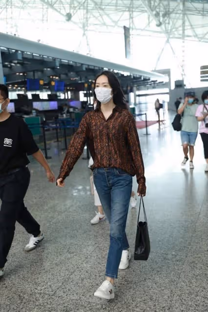 童瑤身材纖細卻穿得幹練,襯衫配條紋褲挺霸氣,就是髮型有點拉胯