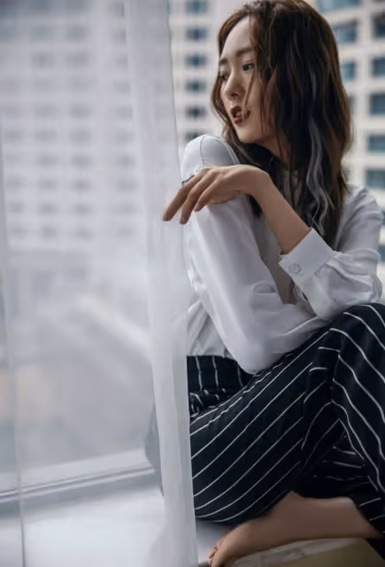 童瑤身材纖細卻穿得幹練,襯衫配條紋褲挺霸氣,就是髮型有點拉胯