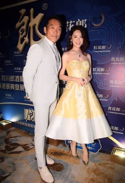 向華強侄女都奔五了,可仍然有嫵媚風韻,穿抹胸黑裙顯出港姐魅力