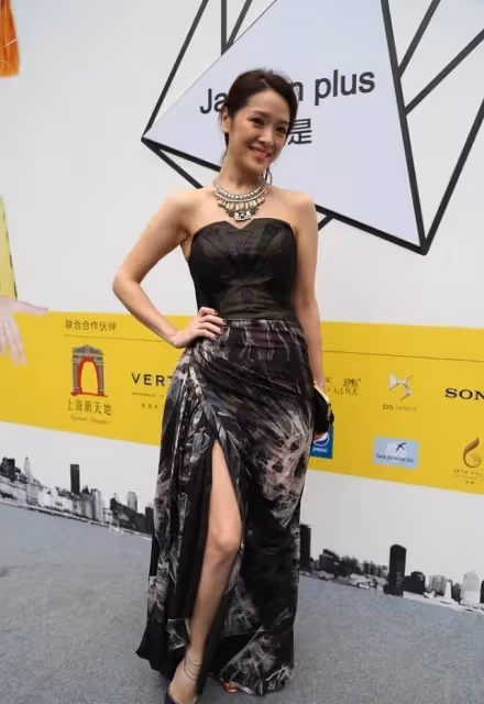 向華強侄女都奔五了,可仍然有嫵媚風韻,穿抹胸黑裙顯出港姐魅力