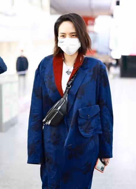 劉惜君穿衣真隨性,印花長大衣鬆鬆垮垮,配窄腿褲看身材也不錯