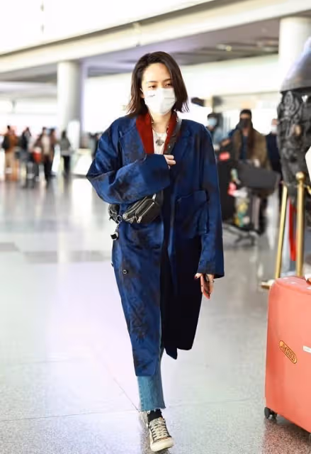 劉惜君穿衣真隨性,印花長大衣鬆鬆垮垮,配窄腿褲看身材也不錯