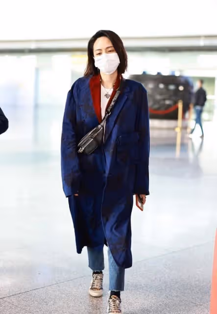 劉惜君穿衣真隨性,印花長大衣鬆鬆垮垮,配窄腿褲看身材也不錯