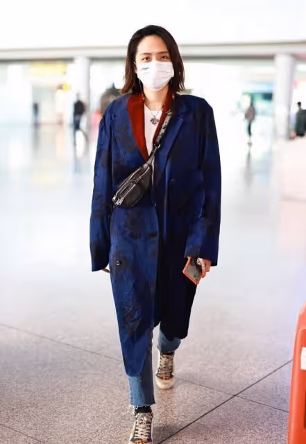 劉惜君穿衣真隨性,印花長大衣鬆鬆垮垮,配窄腿褲看身材也不錯