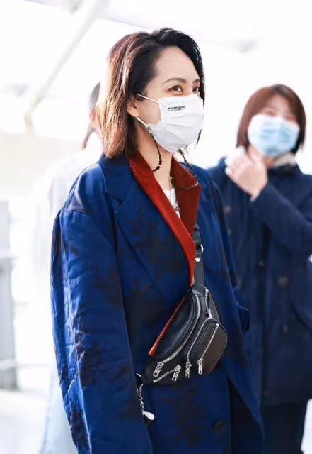 劉惜君穿衣真隨性,印花長大衣鬆鬆垮垮,配窄腿褲看身材也不錯