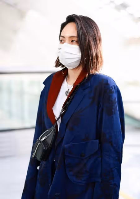 劉惜君穿衣真隨性,印花長大衣鬆鬆垮垮,配窄腿褲看身材也不錯