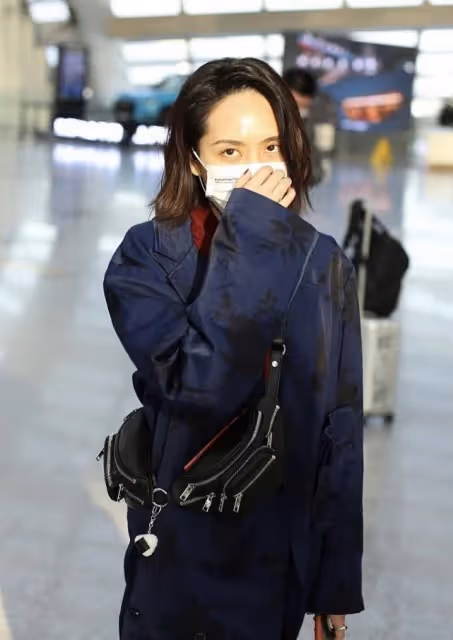 劉惜君穿衣真隨性,印花長大衣鬆鬆垮垮,配窄腿褲看身材也不錯