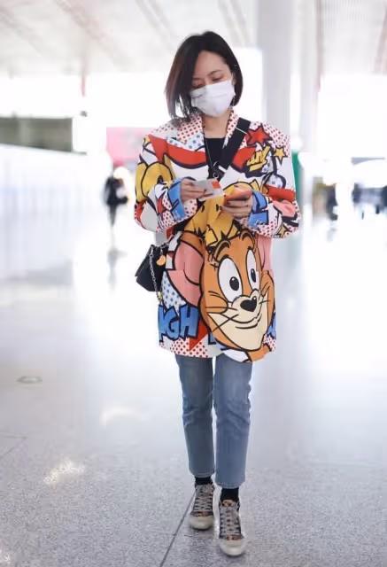 劉惜君穿衣真隨性,印花長大衣鬆鬆垮垮,配窄腿褲看身材也不錯