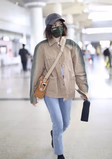 劉惜君穿衣真隨性,印花長大衣鬆鬆垮垮,配窄腿褲看身材也不錯