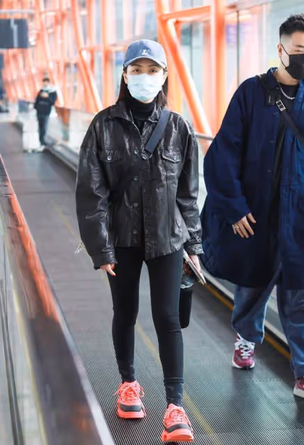 劉惜君穿衣真隨性,印花長大衣鬆鬆垮垮,配窄腿褲看身材也不錯