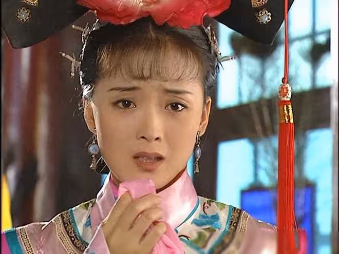 30歲陳都靈與50歲王艷同框，王艷優雅大方，陳都靈似仙女下凡