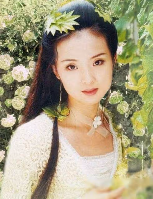 30歲陳都靈與50歲王艷同框，王艷優雅大方，陳都靈似仙女下凡