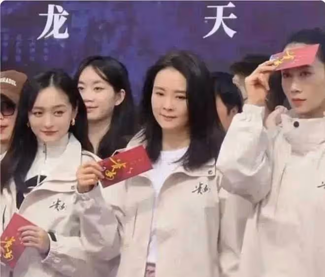 30歲陳都靈與50歲王艷同框，王艷優雅大方，陳都靈似仙女下凡