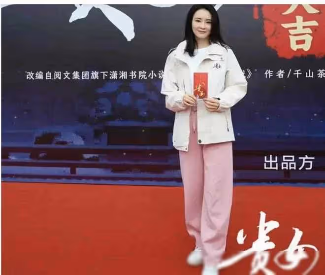 30歲陳都靈與50歲王艷同框，王艷優雅大方，陳都靈似仙女下凡