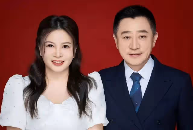 恭喜！央視主持人宮柏超結婚！年近60才結婚，妻子是漂亮的教授！