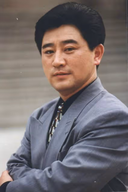 恭喜！央視主持人宮柏超結婚！年近60才結婚，妻子是漂亮的教授！