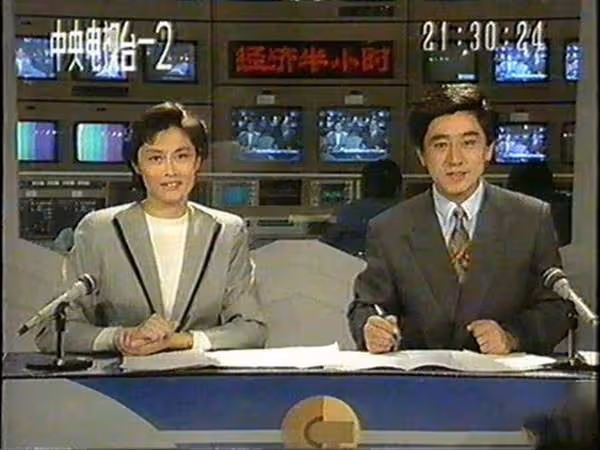 恭喜！央視主持人宮柏超結婚！年近60才結婚，妻子是漂亮的教授！