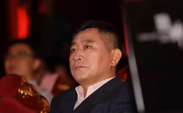 恭喜！央視主持人宮柏超結婚！年近60才結婚，妻子是漂亮的教授！