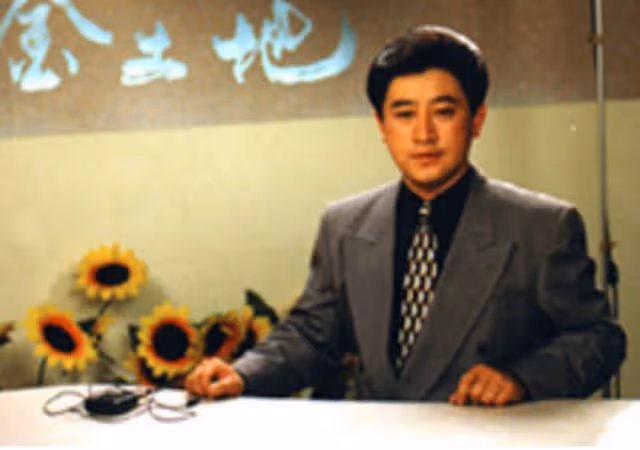 恭喜!央視主持人宮柏超結婚!年近60才結婚,妻子是漂亮的教授!