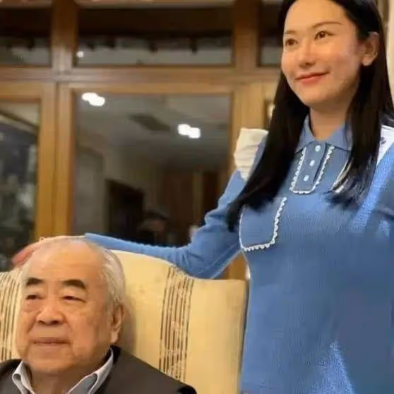86歲范曾身價曝光,和90後徐萌甜蜜日常曝光,女方眼力見太強大!