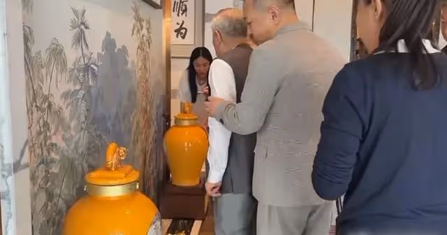 86歲范曾身價曝光,和90後徐萌甜蜜日常曝光,女方眼力見太強大!