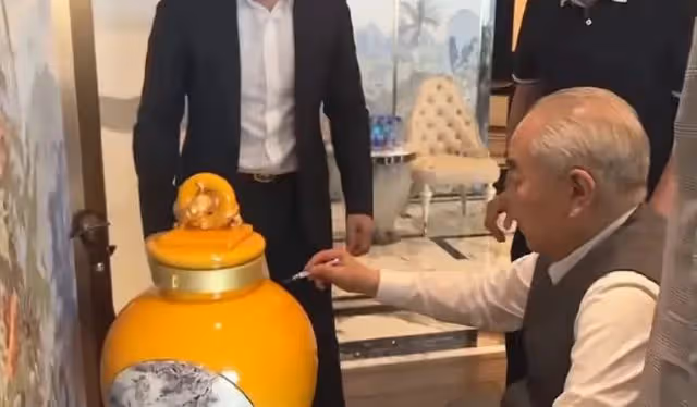 86歲范曾身價曝光,和90後徐萌甜蜜日常曝光,女方眼力見太強大!