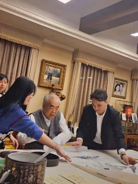 86歲范曾身價曝光,和90後徐萌甜蜜日常曝光,女方眼力見太強大!