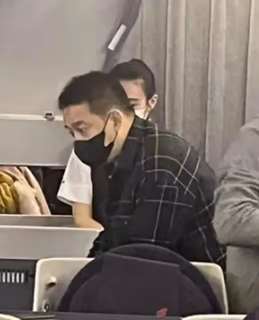 黃磊一家5口公務艙被偶遇!18歲黃多多被罵太拽,黃磊被批架子大