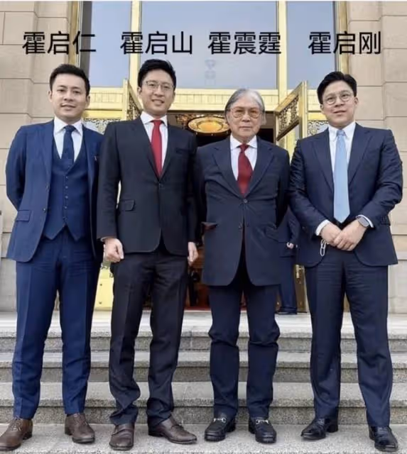 霍啟剛兄弟罕合體,相差4歲差距大,40歲霍啟山太帥氣受富婆青睞
