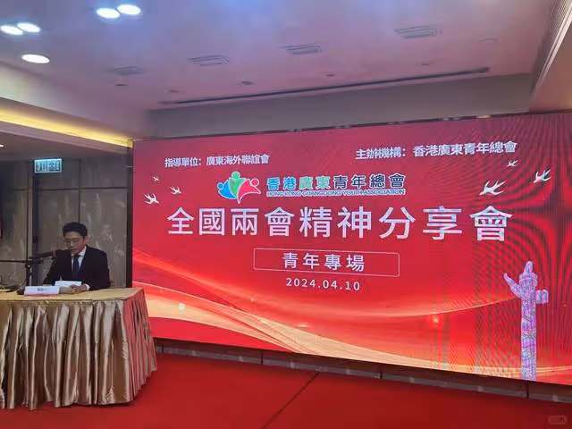 霍啟剛兄弟罕合體,相差4歲差距大,40歲霍啟山太帥氣受富婆青睞