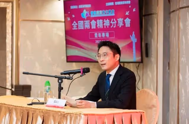 霍啟剛兄弟罕合體,相差4歲差距大,40歲霍啟山太帥氣受富婆青睞
