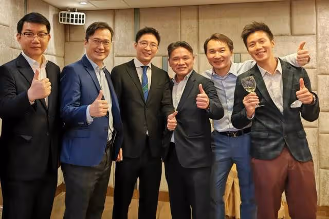 霍啟剛兄弟罕合體,相差4歲差距大,40歲霍啟山太帥氣受富婆青睞