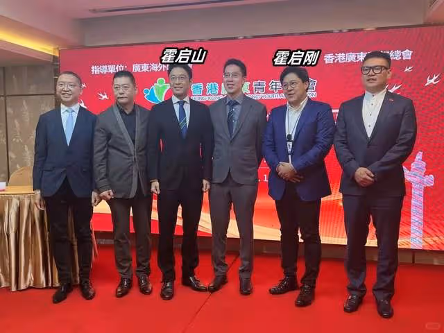 霍啟剛兄弟罕合體,相差4歲差距大,40歲霍啟山太帥氣受富婆青睞