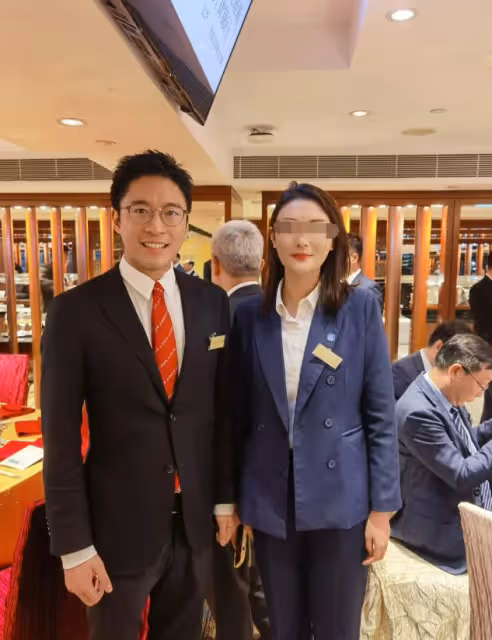 霍啟剛兄弟罕合體,相差4歲差距大,40歲霍啟山太帥氣受富婆青睞