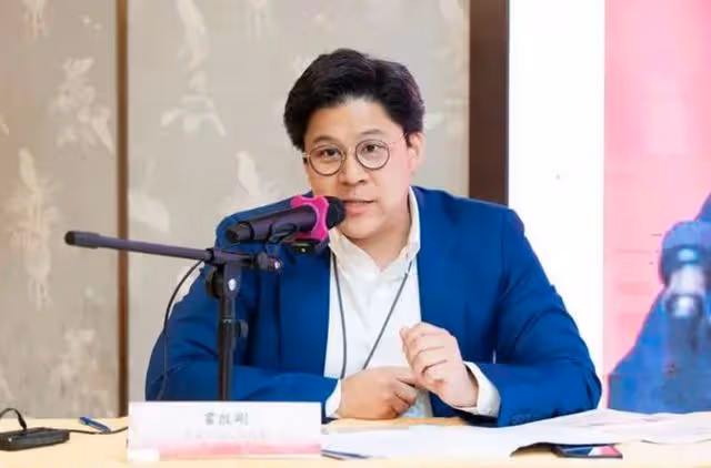 霍啟剛兄弟罕合體,相差4歲差距大,40歲霍啟山太帥氣受富婆青睞