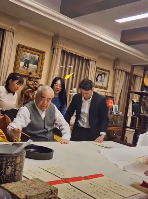 86歲范曾豪宅曝光,掛滿和前妻畫像,90後徐萌素顏老氣、胖一大圈