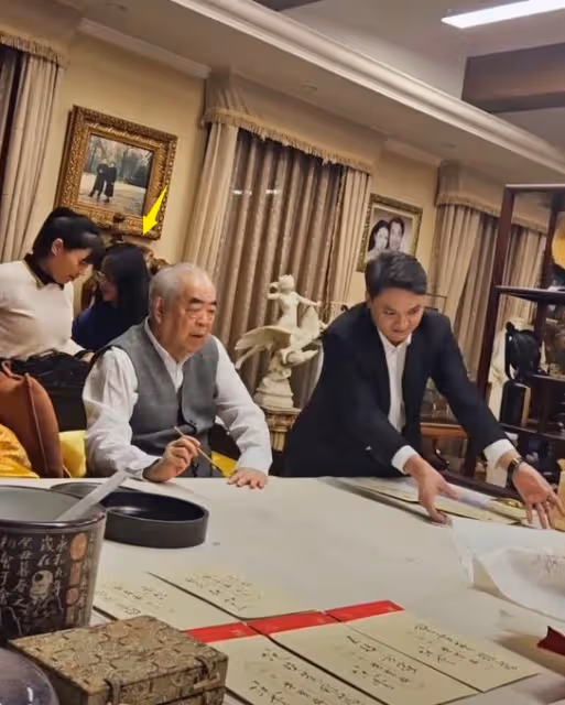 86歲范曾豪宅曝光,掛滿和前妻畫像,90後徐萌素顏老氣、胖一大圈