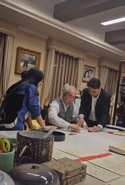 86歲范曾豪宅曝光,掛滿和前妻畫像,90後徐萌素顏老氣、胖一大圈