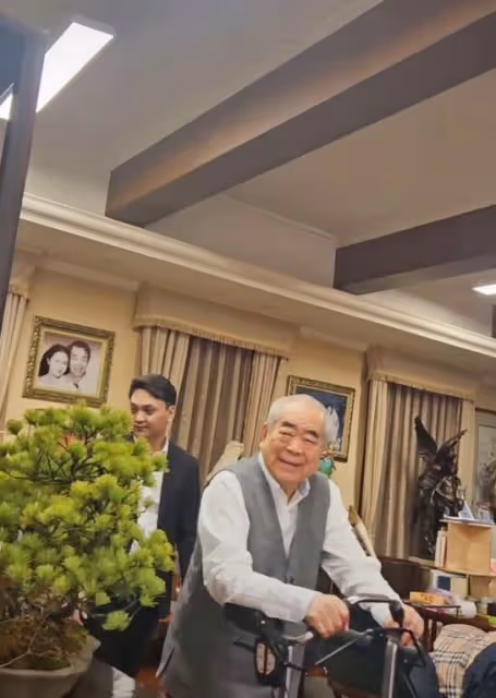 86歲范曾豪宅曝光,掛滿和前妻畫像,90後徐萌素顏老氣、胖一大圈