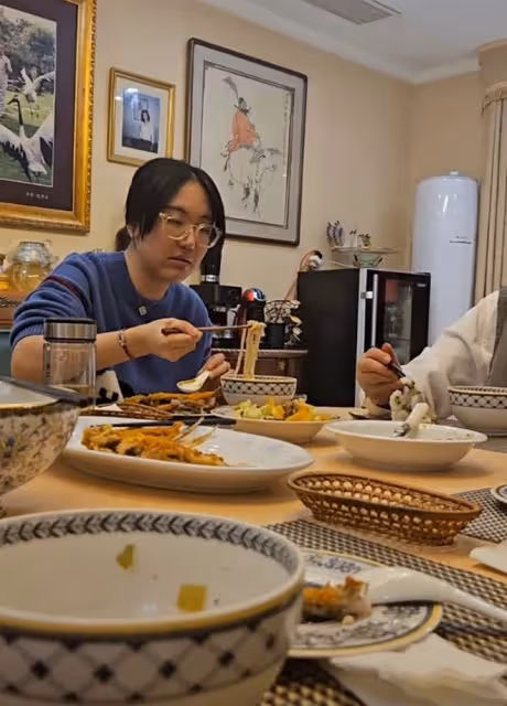 86歲范曾豪宅曝光,掛滿和前妻畫像,90後徐萌素顏老氣、胖一大圈