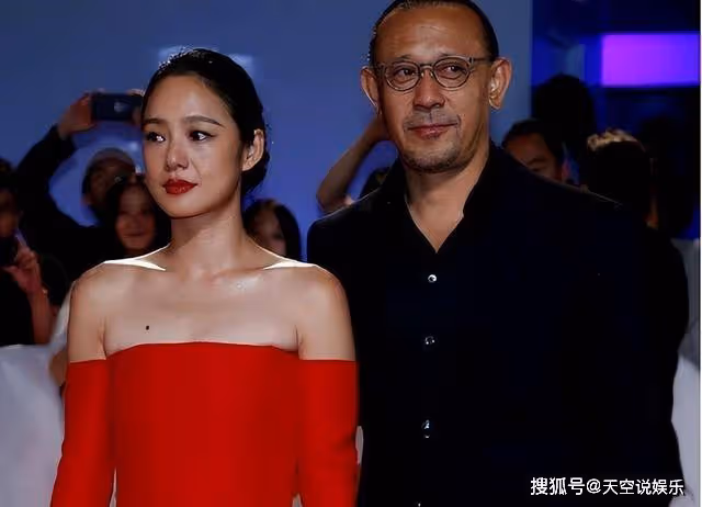 姜文全家四口人同框!46歲周韻斷崖衰老認不出,兩個兒子長相普通