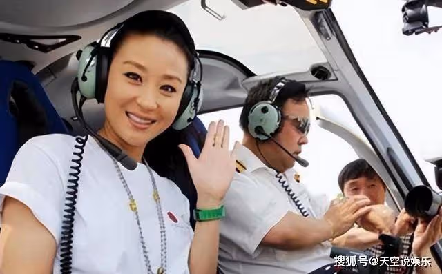 姜文全家四口人同框!46歲周韻斷崖衰老認不出,兩個兒子長相普通