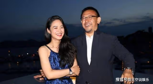 姜文全家四口人同框!46歲周韻斷崖衰老認不出,兩個兒子長相普通